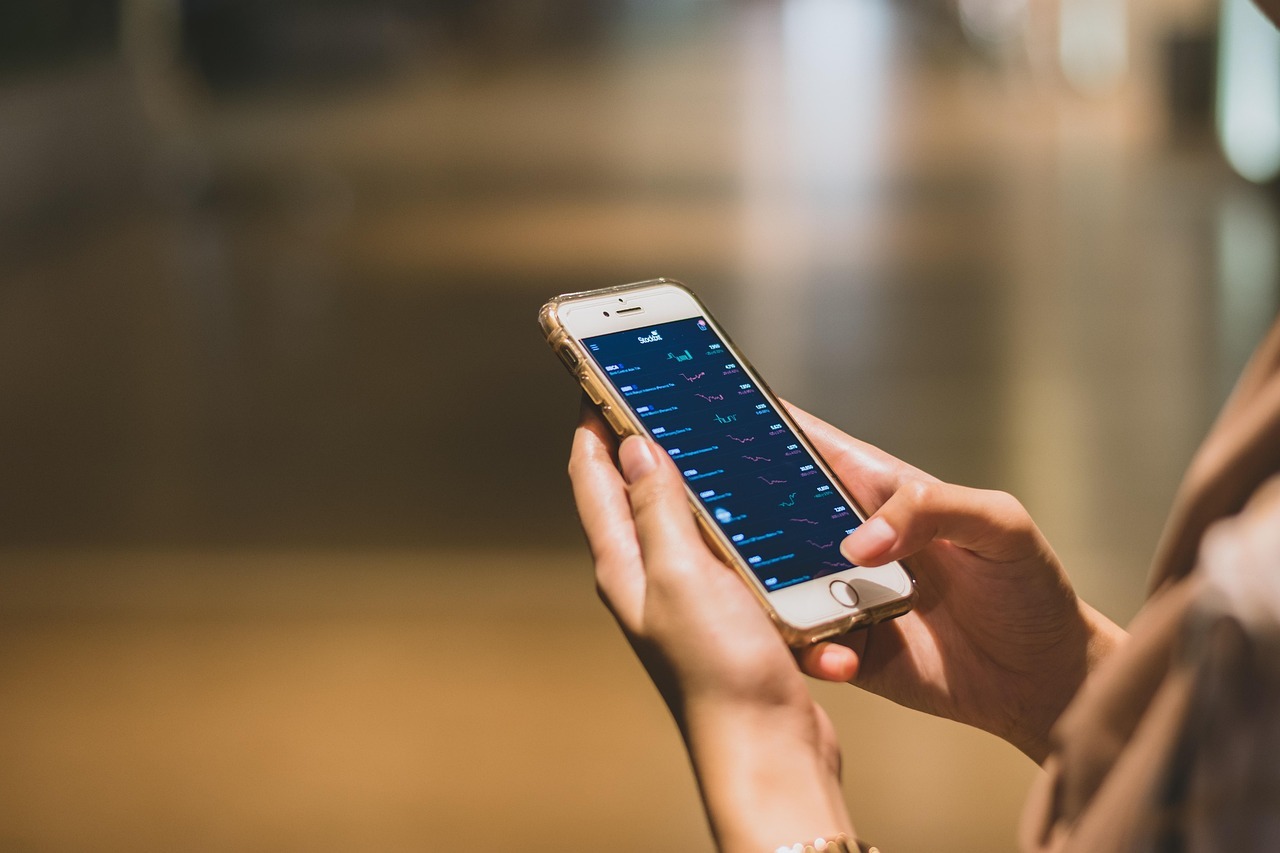 person shopping on their cell phone